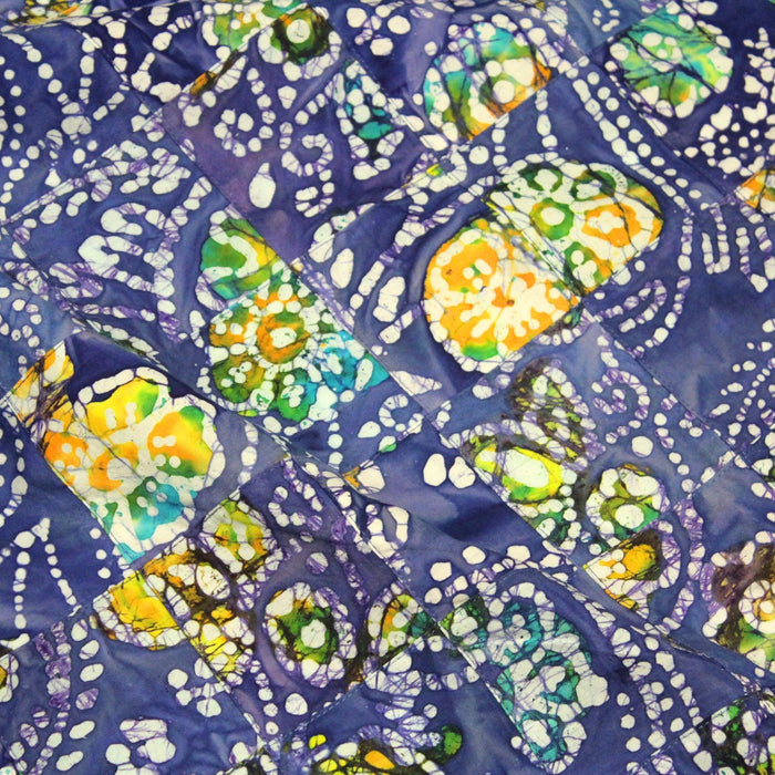 Tissu de coton batik patchwork aux fleurs, formes et pois blancs & jaunes, fond bleu roi - TissusPapi.com