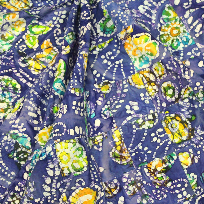 Tissu de coton batik patchwork aux fleurs, formes et pois blancs & jaunes, fond bleu roi - TissusPapi.com