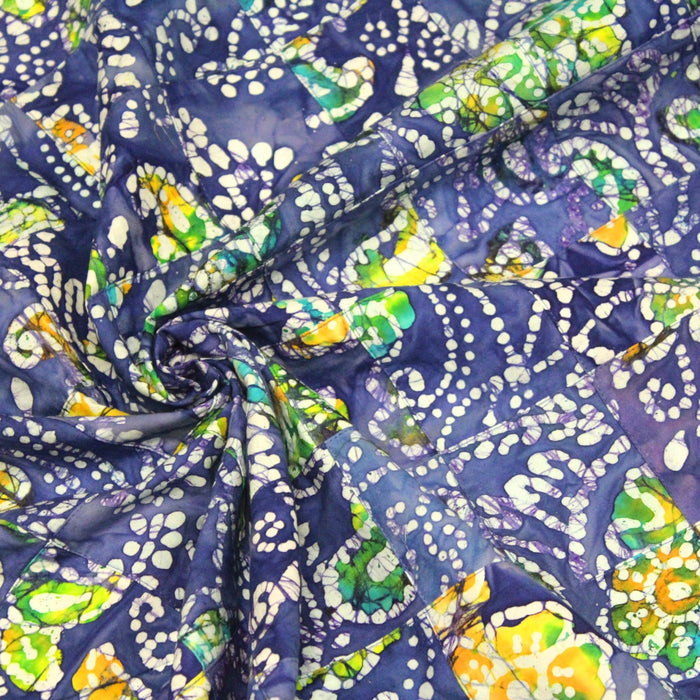 Tissu de coton batik patchwork aux fleurs, formes et pois blancs & jaunes, fond bleu roi - TissusPapi.com