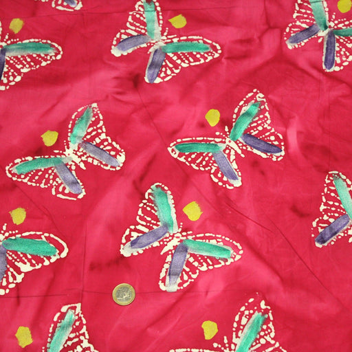 Tissu de coton batik aux papillons blancs, fond rose fuchsia - TissusPapi.com