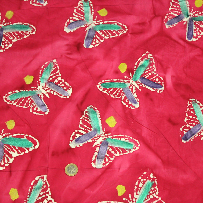 Tissu de coton batik aux papillons blancs, fond rose fuchsia - TissusPapi.com