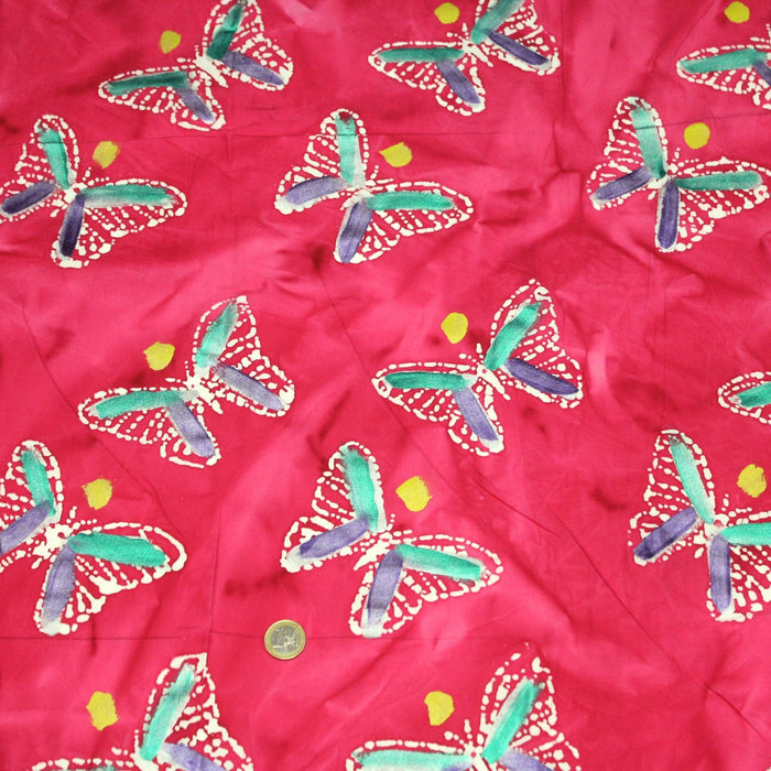 Tissu de coton batik aux papillons blancs, fond rose fuchsia - TissusPapi.com