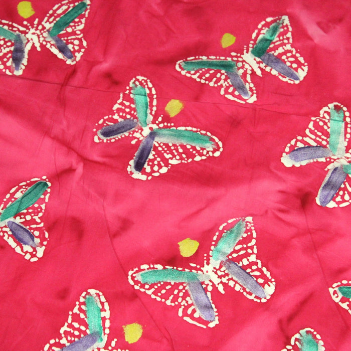 Tissu de coton batik aux papillons blancs, fond rose fuchsia - TissusPapi.com