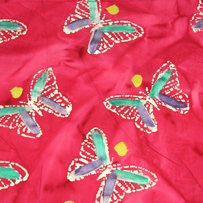Tissu de coton batik aux papillons blancs, fond rose fuchsia - TissusPapi.com
