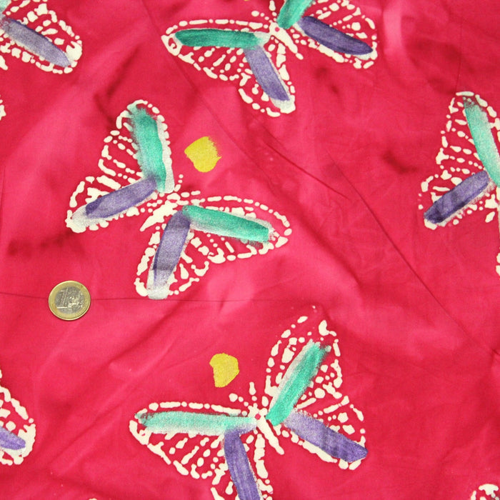Tissu de coton batik aux papillons blancs, fond rose fuchsia - TissusPapi.com