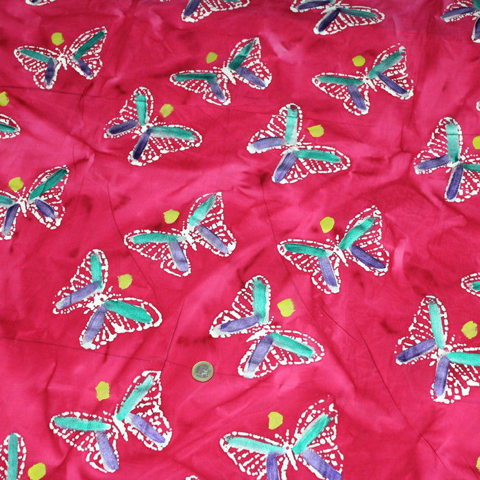 Tissu de coton batik aux papillons blancs, fond rose fuchsia - TissusPapi.com