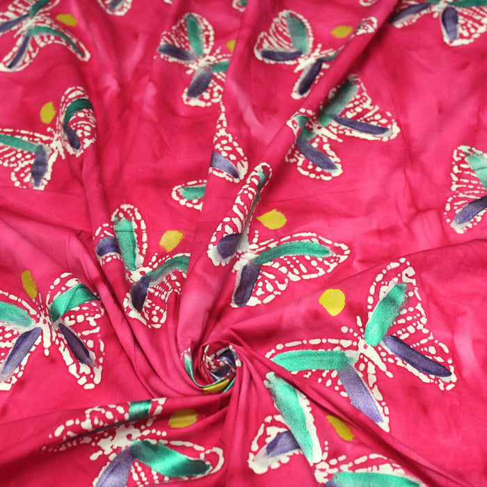 Tissu de coton batik aux papillons blancs, fond rose fuchsia - TissusPapi.com