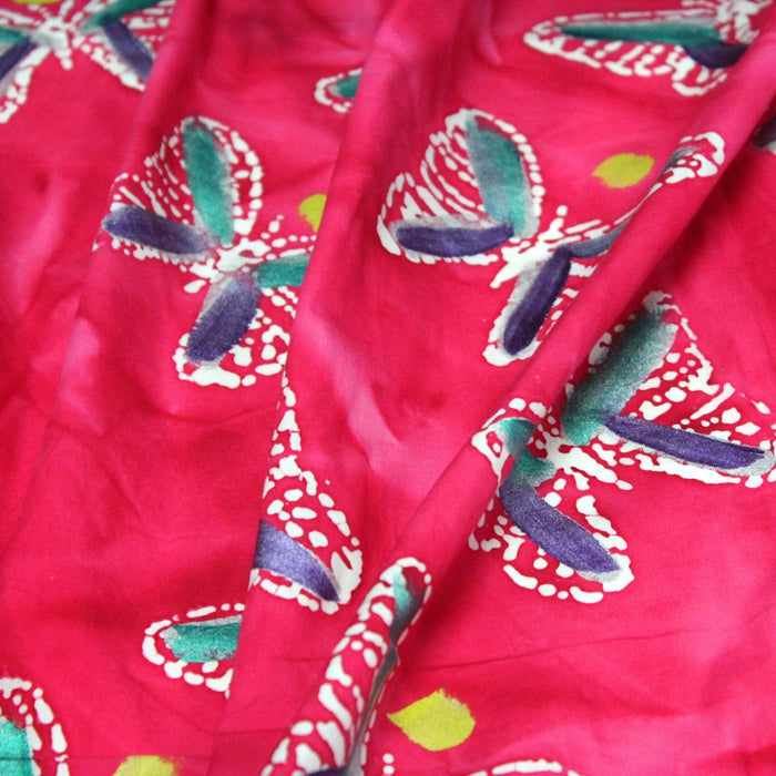 Tissu de coton batik aux papillons blancs, fond rose fuchsia - TissusPapi.com