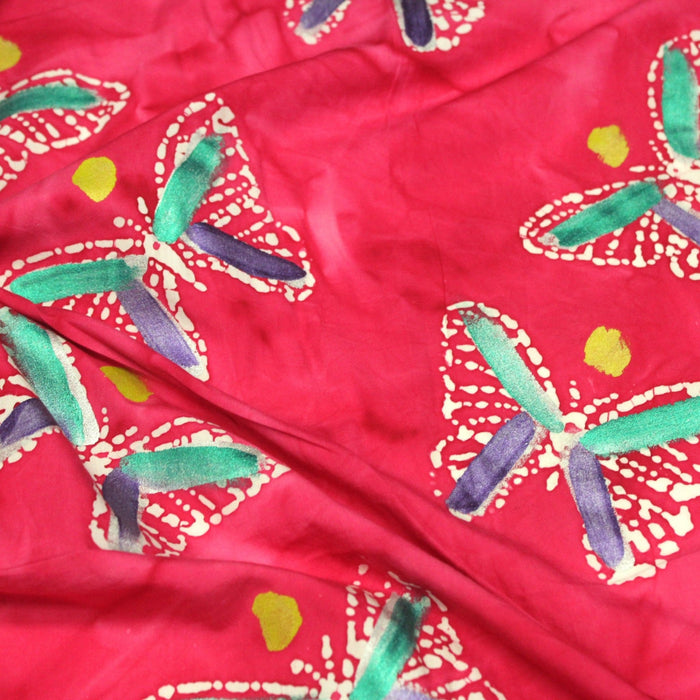 Tissu de coton batik aux papillons blancs, fond rose fuchsia - TissusPapi.com