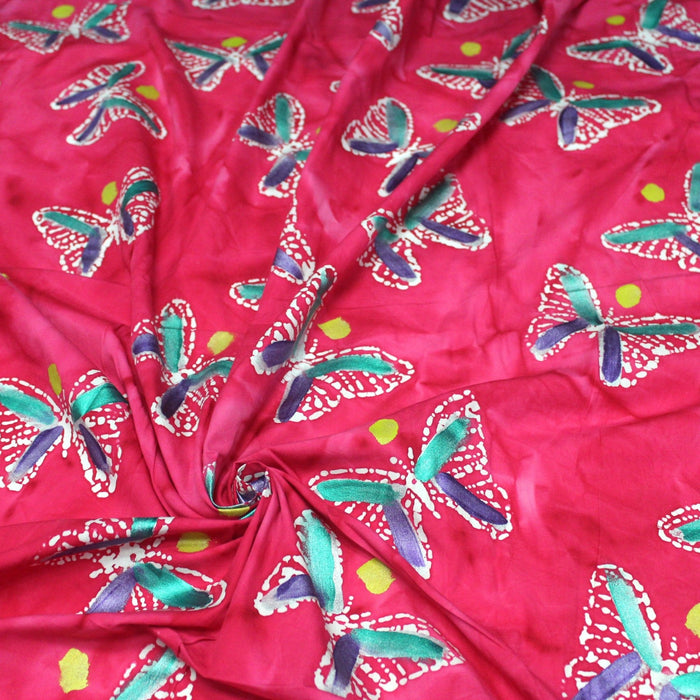 Tissu de coton batik aux papillons blancs, fond rose fuchsia - TissusPapi.com