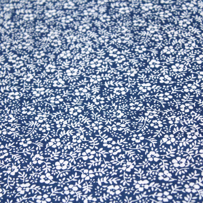 Tissu popeline de coton fleuri petites fleurs blanches, fond bleu canard - tissuspapi