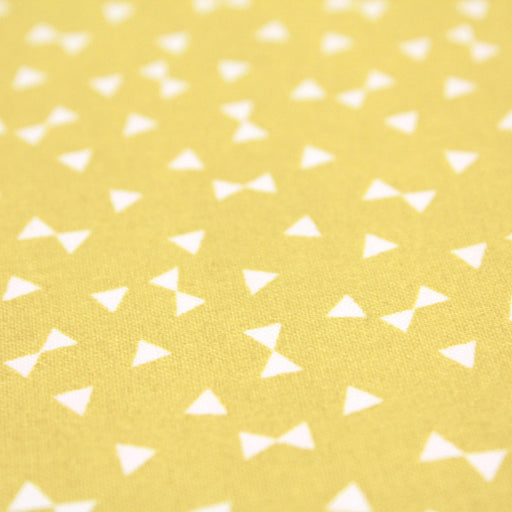 Tissu de coton aux petits triangles blancs, fond jaune pâle - OEKO-TEX® - tissuspapi