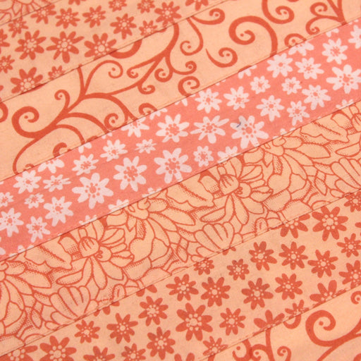 Tissu de coton batik patchwork aux fleurs variées, tons orange et pêche - TissusPapi.com