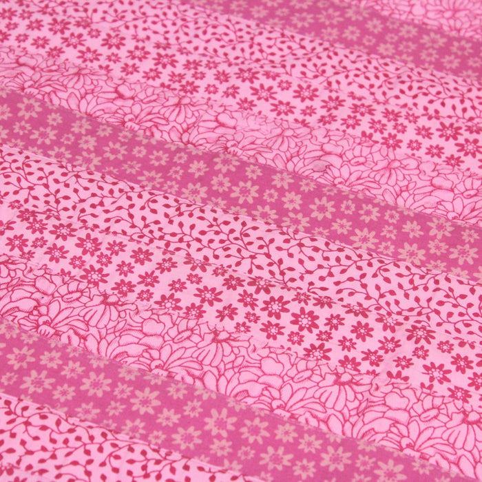 Tissu de coton batik patchwork aux fleurs variées, tons rose et rose fuchsia - TissusPapi.com