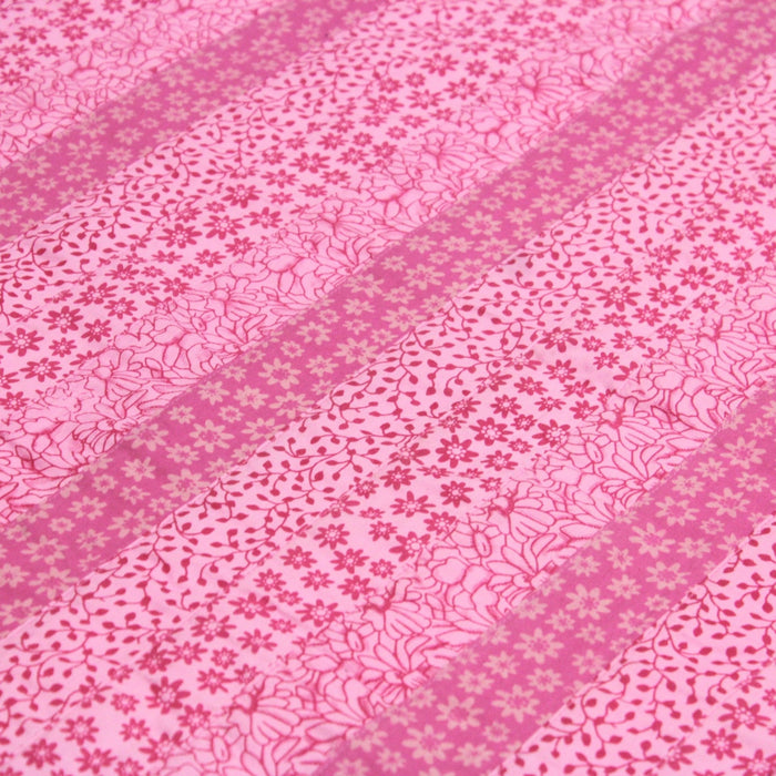 Tissu de coton batik patchwork aux fleurs variées, tons rose et rose fuchsia - TissusPapi.com