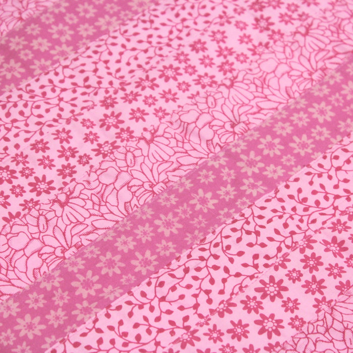 Tissu de coton batik patchwork aux fleurs variées, tons rose et rose fuchsia - TissusPapi.com