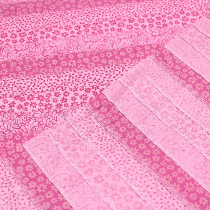 Tissu de coton batik patchwork aux fleurs variées, tons rose et rose fuchsia - TissusPapi.com