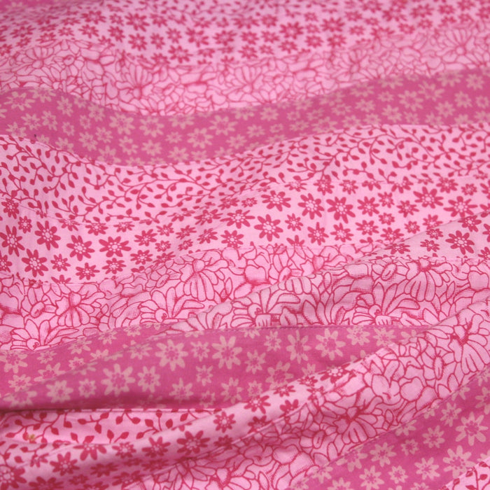 Tissu de coton batik patchwork aux fleurs variées, tons rose et rose fuchsia - TissusPapi.com