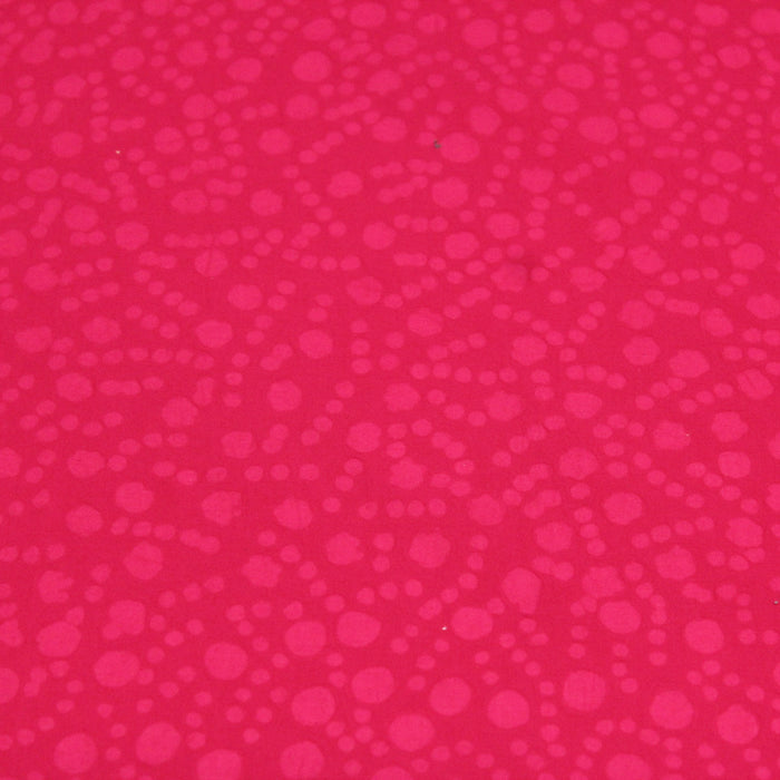 Tissu de coton batik gaufré OCÉANIE aux fleurs et taches roses, fond rose framboise