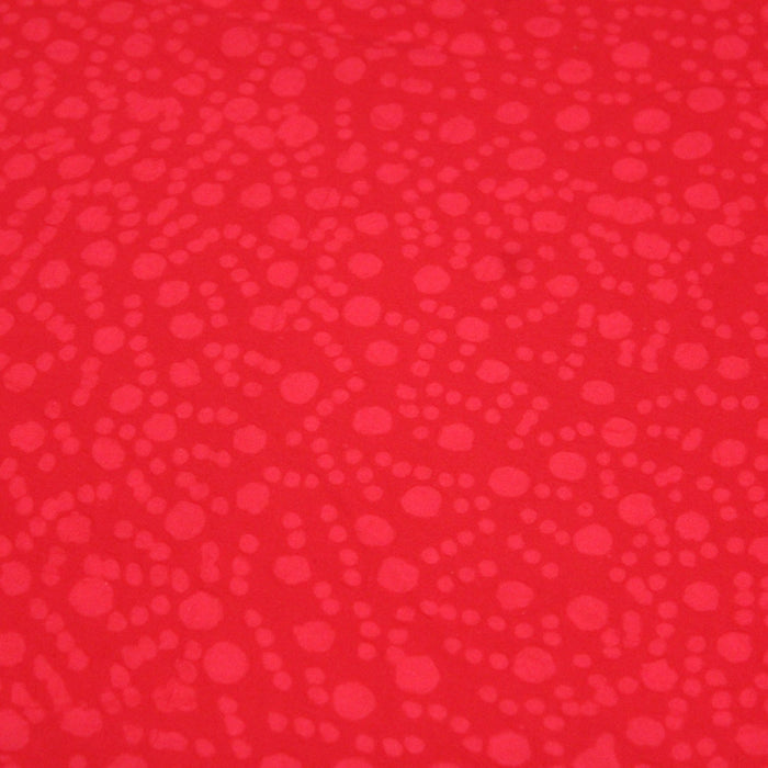 Tissu de coton batik gaufré OCÉANIE aux fleurs et taches rouges clair, fond rouge - TissusPapi.com