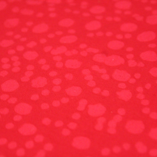 Tissu de coton batik gaufré OCÉANIE aux fleurs et taches rouges clair, fond rouge - TissusPapi.com