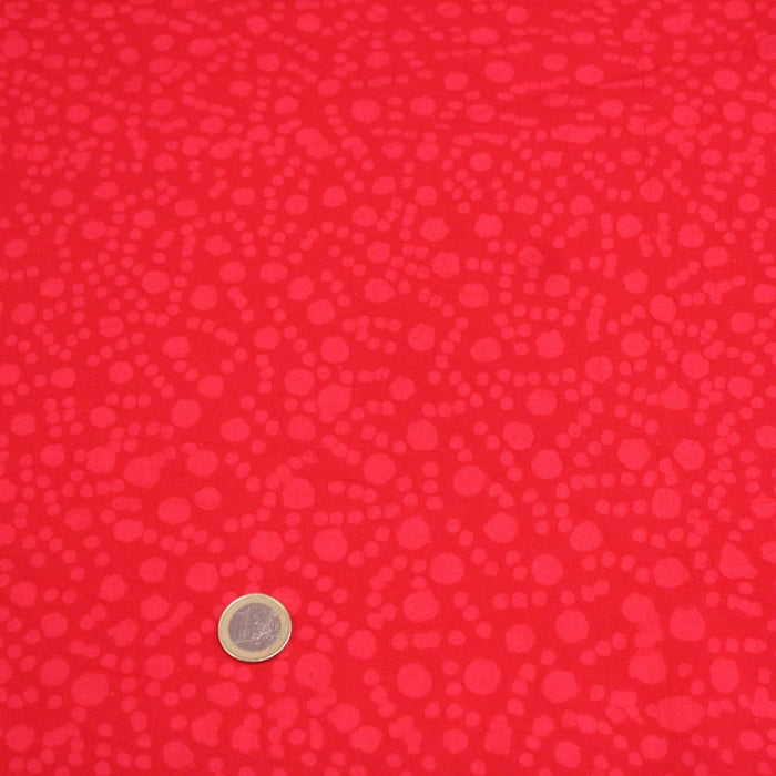 Tissu de coton batik gaufré OCÉANIE aux fleurs et taches rouges clair, fond rouge - TissusPapi.com