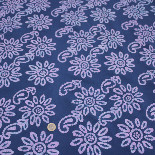 Tissu de coton batik aux fleurs mauves, fond bleu marine - TissusPapi.com