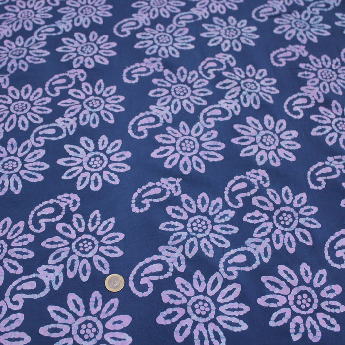 Tissu de coton batik aux fleurs mauves, fond bleu marine - TissusPapi.com