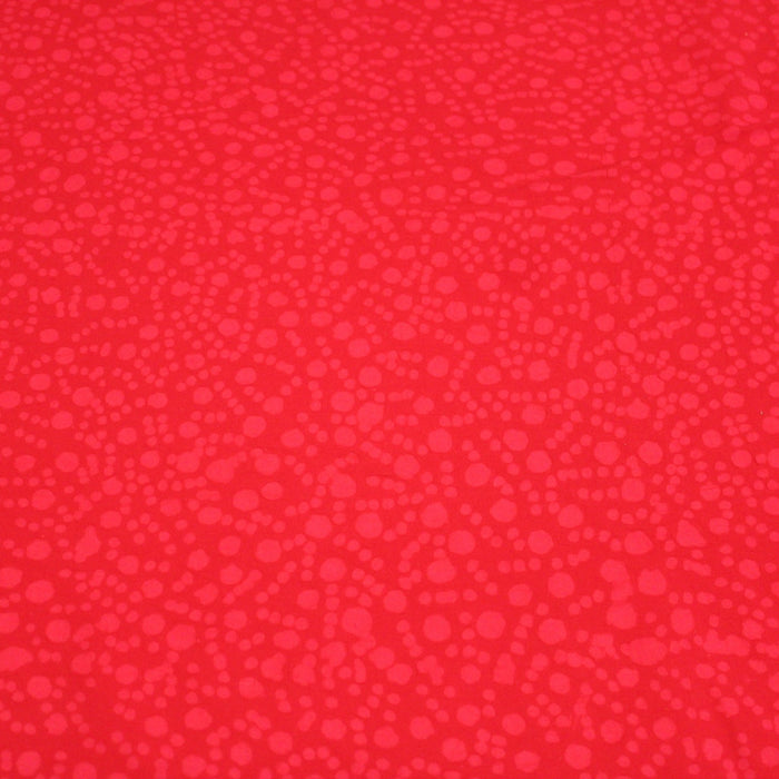 Tissu de coton batik gaufré OCÉANIE aux fleurs et taches rouges clair, fond rouge - TissusPapi.com