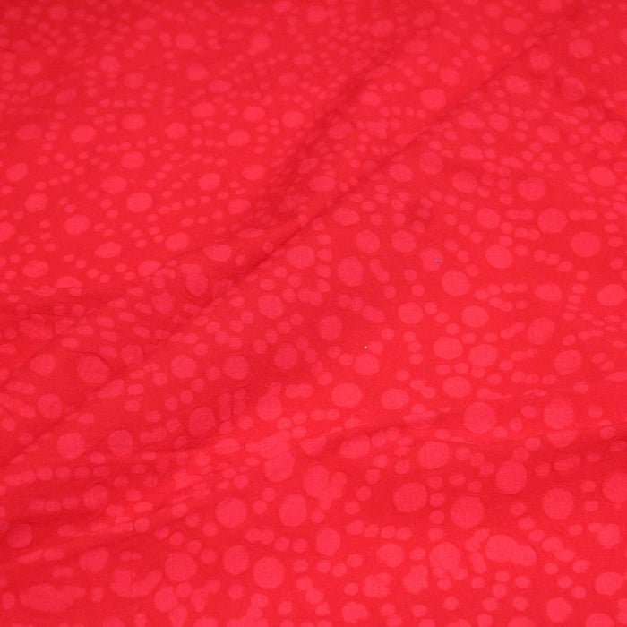 Tissu de coton batik gaufré OCÉANIE aux fleurs et taches rouges clair, fond rouge - TissusPapi.com