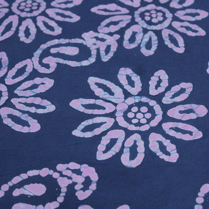 Tissu de coton batik aux fleurs mauves, fond bleu marine - TissusPapi.com