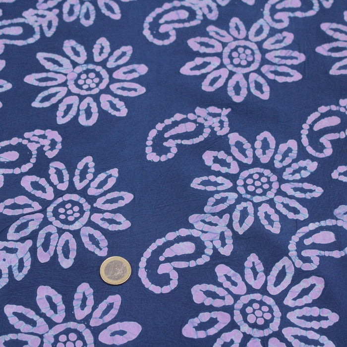 Tissu de coton batik aux fleurs mauves, fond bleu marine - TissusPapi.com