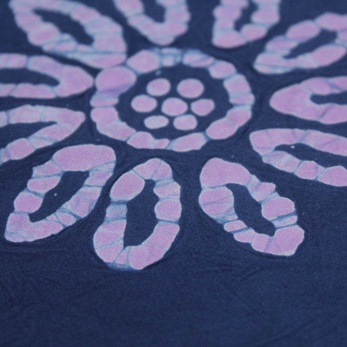 Tissu de coton batik aux fleurs mauves, fond bleu marine - TissusPapi.com