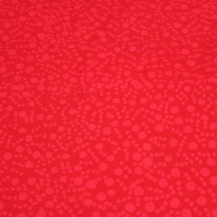 Tissu de coton batik gaufré OCÉANIE aux fleurs et taches rouges clair, fond rouge - TissusPapi.com