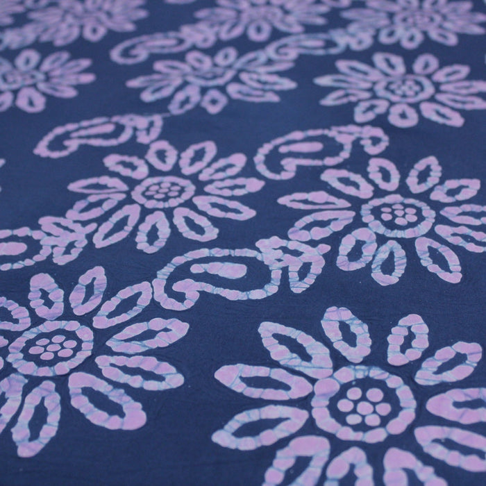 Tissu de coton batik aux fleurs mauves, fond bleu marine - TissusPapi.com