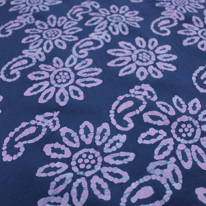 Tissu de coton batik aux fleurs mauves, fond bleu marine - TissusPapi.com