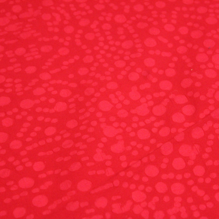 Tissu de coton batik gaufré OCÉANIE aux fleurs et taches rouges clair, fond rouge - TissusPapi.com