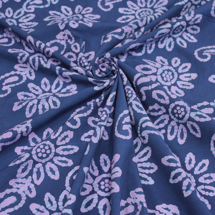 Tissu de coton batik aux fleurs mauves, fond bleu marine - TissusPapi.com