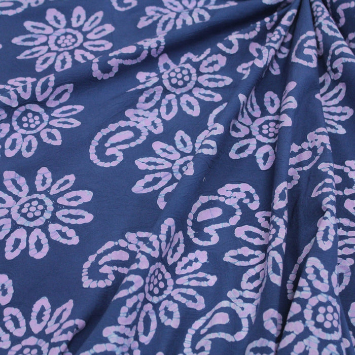 Tissu de coton batik aux fleurs mauves, fond bleu marine - TissusPapi.com