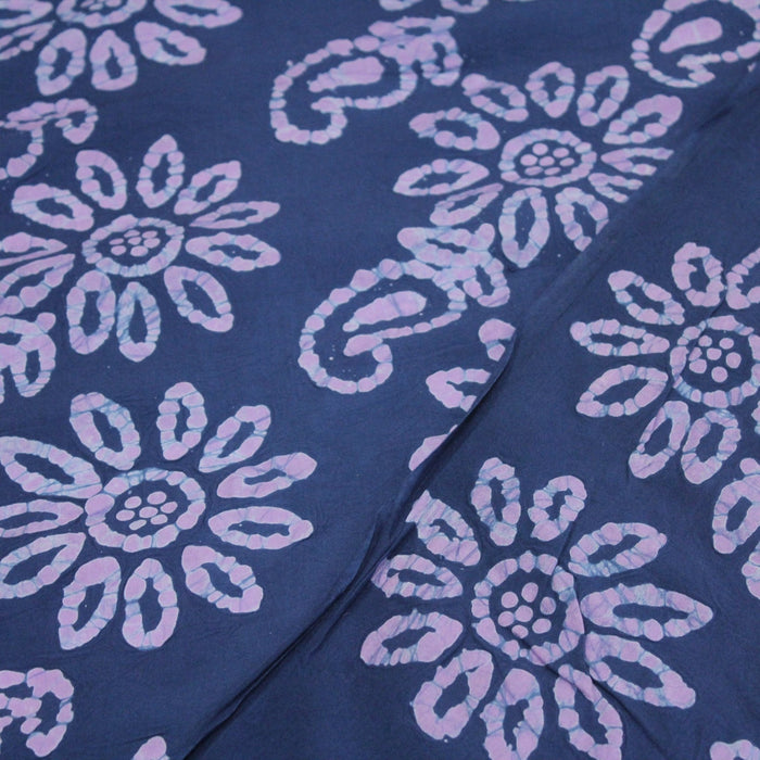 Tissu de coton batik aux fleurs mauves, fond bleu marine - TissusPapi.com