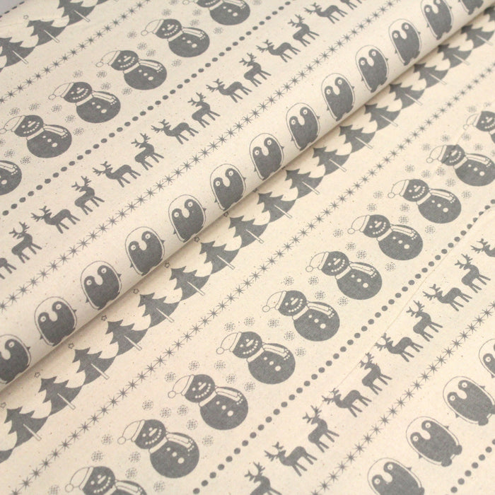 Tissu de coton de Noël scandinave aux bonshommes de neige, rennes, pingouins, sapins de Noël gris, fond écru - tissuspapi