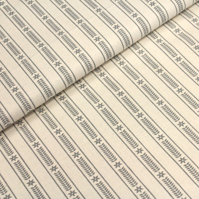 Tissu de coton de Noël scandinave aux étoiles de neiges grises, fond écru - TissusPapi.com