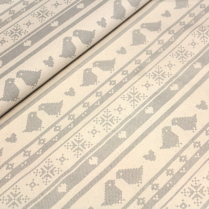 Tissu de coton de Noël scandinave aux motifs points de croix gris, fond écru - TissusPapi.com