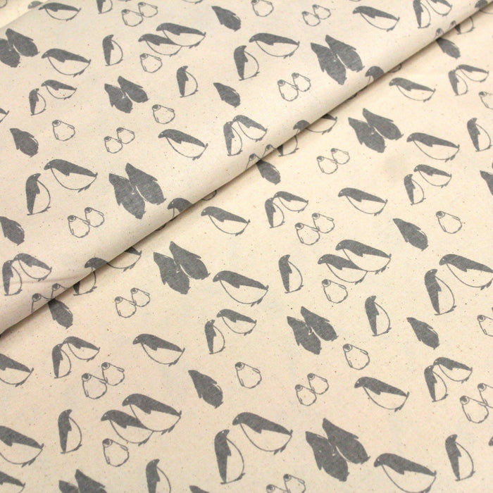Tissu de coton de Noël scandinave aux pingouins gris, fond écru - TissusPapi.com
