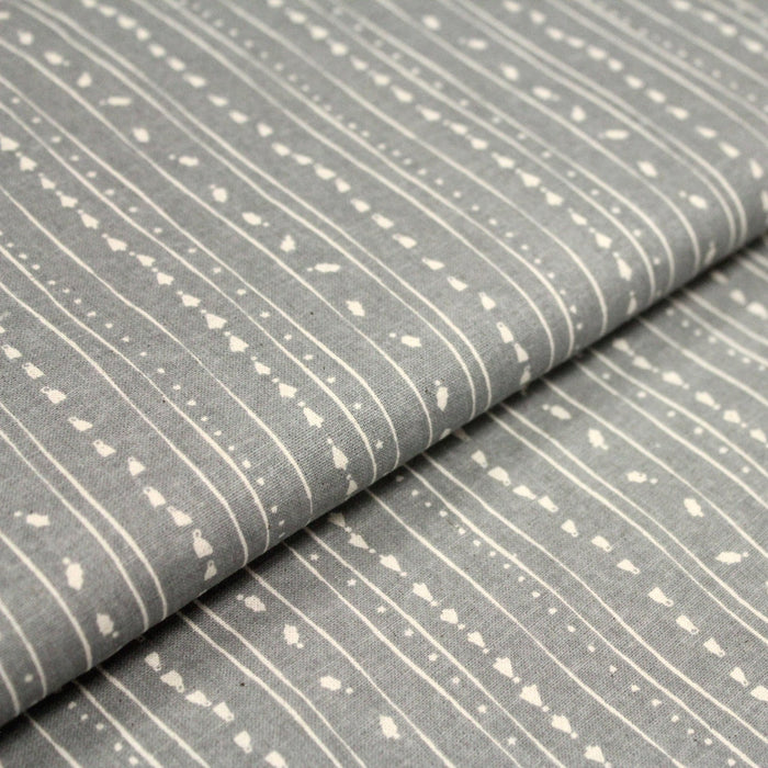 Tissu de coton de Noël scandinave aux décorations de Noël écrues, fond gris - TissusPapi.com