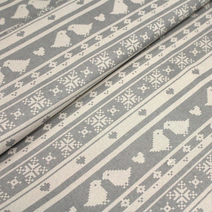 Tissu de coton de Noël scandinave aux motifs points de croix écrus, fond gris - TissusPapi.com