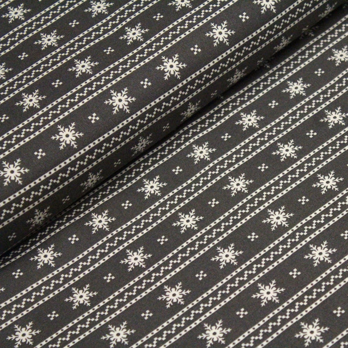 Tissu de coton de Noël scandinave aux flocons de neige écrus, fond gris - TissusPapi.com