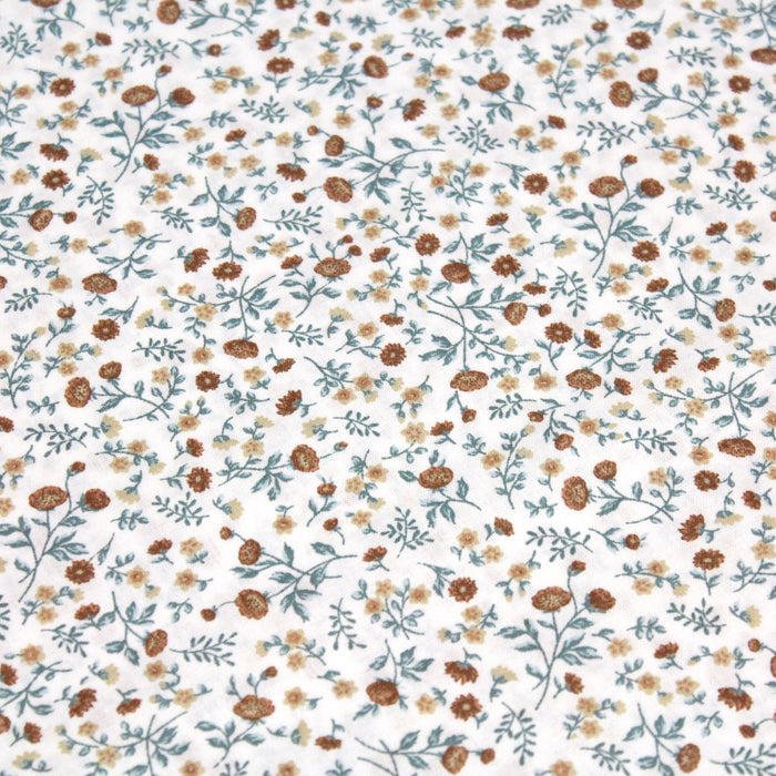 Tissu de coton aux petites fleurs cappuccino, crème & vert thym, fond blanc - OEKO-TEX® - tissuspapi