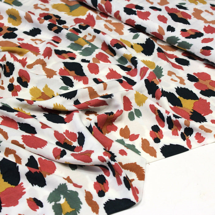 Tissu Microfibre de viscose écru aux tâches léopard ocres, vertes, bleues - OEKO-TEX® - tissuspapi