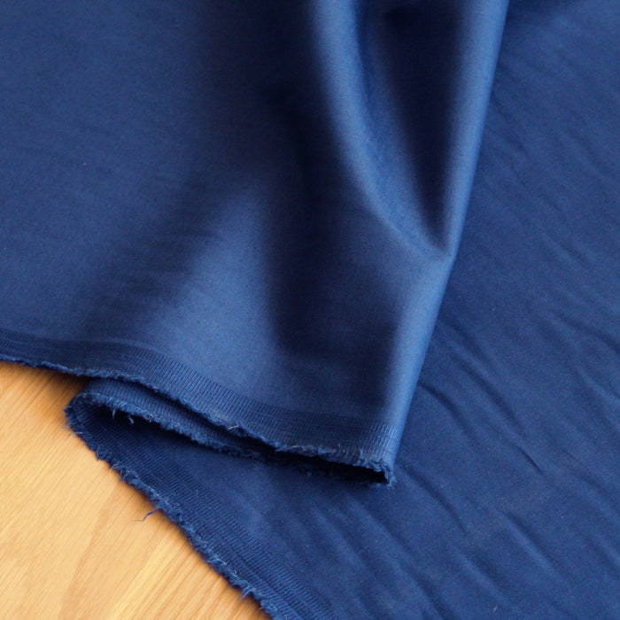 Tissu satin de coton élasthanne bleu prusse uni - TissusPapi.com